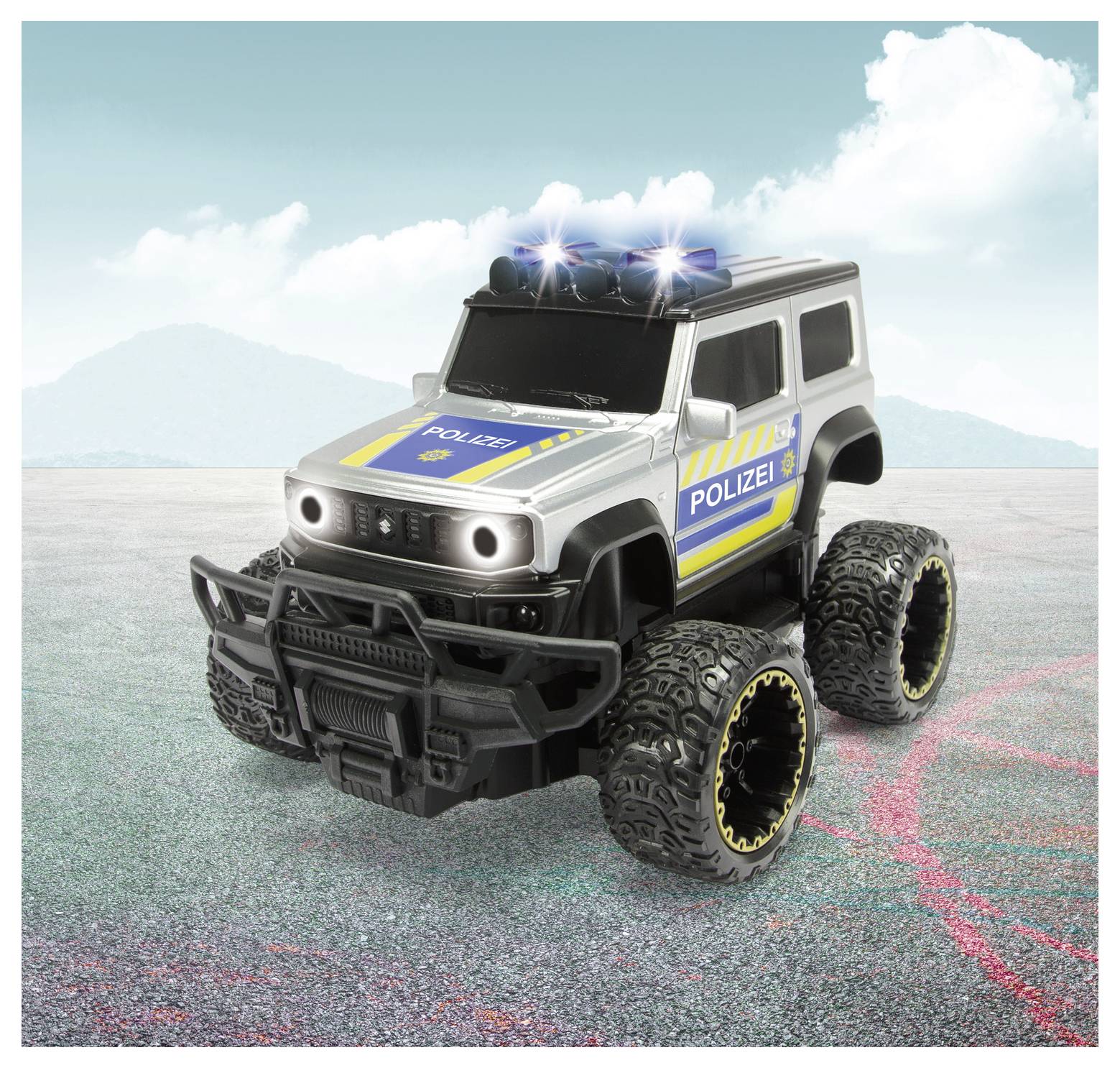 Een speelgoed politie-SUV met grote terreinbanden op een geasfalteerd oppervlak, met blauwe en gele politiehuisstijl en lichten.