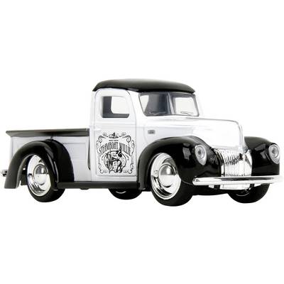 Een zwart-wit vintage pick-uptruckmodel met een logo op de portier met de tekst 'Standard Oil', voorzien van glanzende chromen details.