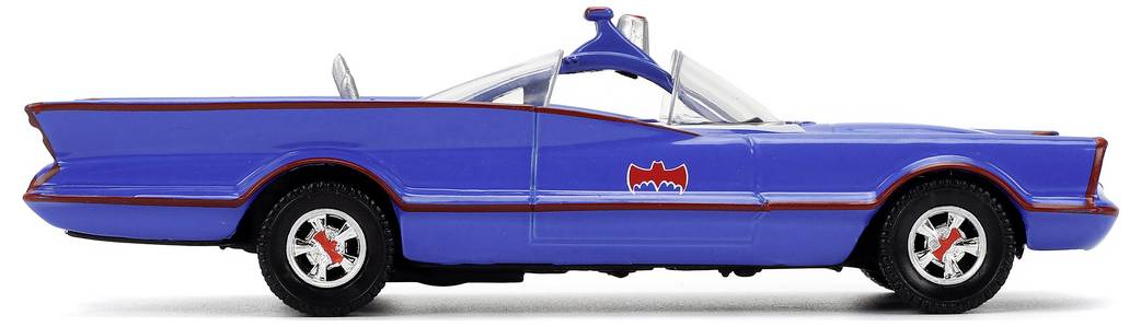 Een blauwe speelgoedauto die lijkt op een klassieke Batmobile met rode randen en een bat-embleem aan de zijkant, gezien van opzij.
