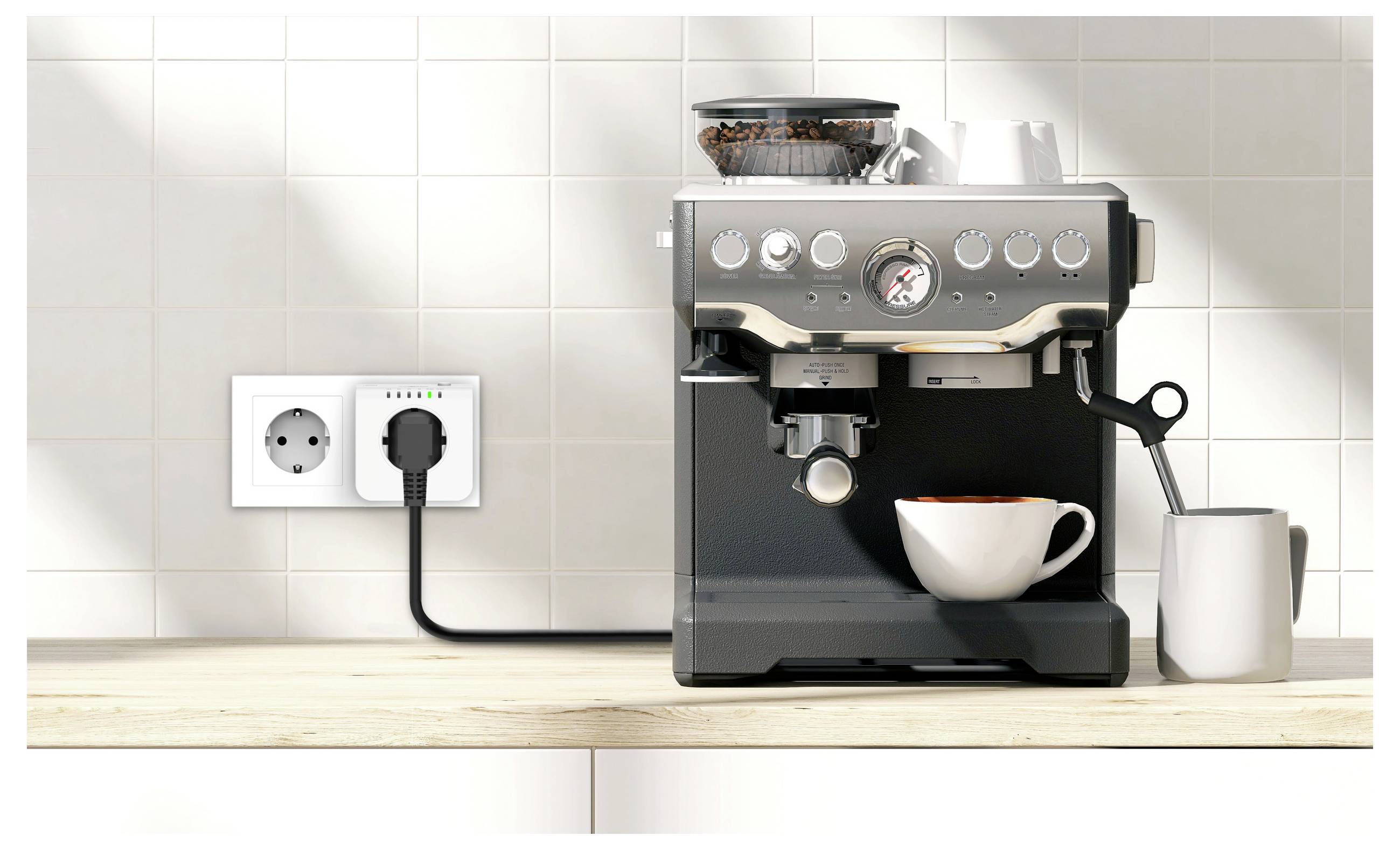 'Slimme stekker bewaakt het energieverbruik van een koffiemachine op een keukentoonbank; kopje en melkopschuimer naast het apparaat.'