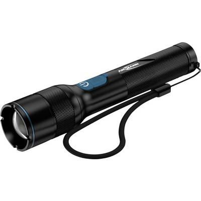 Een zwarte draagbare zaklamp met een gestructureerde handgreep, blauwe aan-uitknop en polsband, schuin gefotografeerd om zijn cilindrische vorm te tonen.