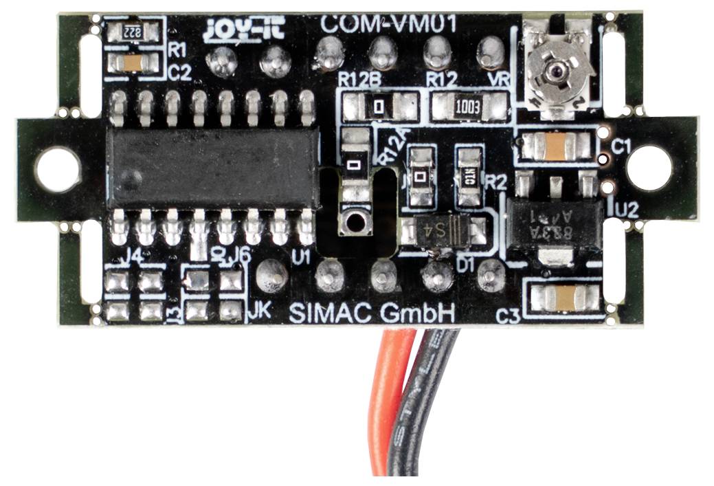 Een kleine zwarte printplaat met verschillende elektronische componenten, waaronder weerstanden, condensatoren en een microchip. Twee rode en zwarte draden steken onderaan uit.