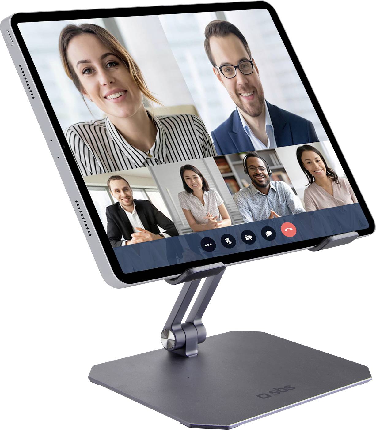 Een tablet op een standaard die een videogesprek met zes glimlachende deelnemers toont, wat wijst op een virtuele vergaderomgeving.