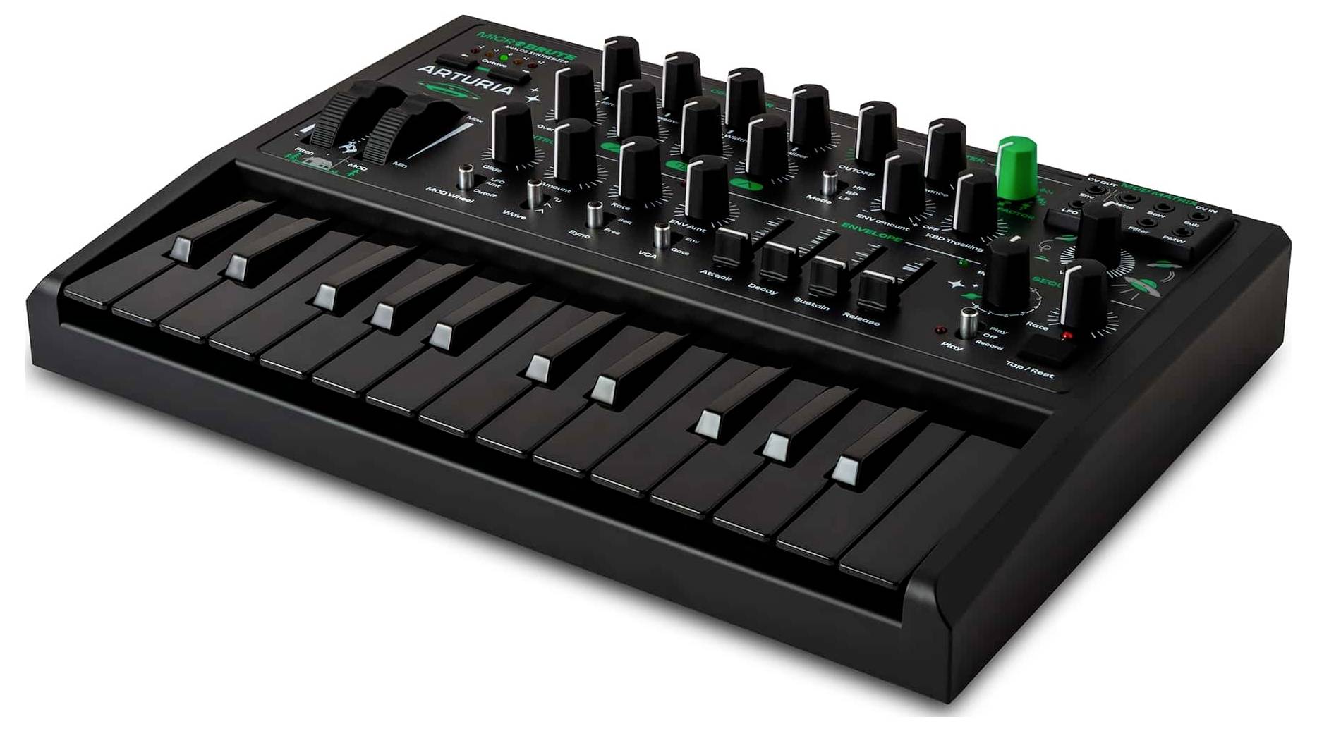 Een compacte zwarte synthesizer met verschillende knoppen en schakelaars, voorzien van een kleine toetsenbord met zwarte en witte toetsen, ontworpen voor muziekproductie.