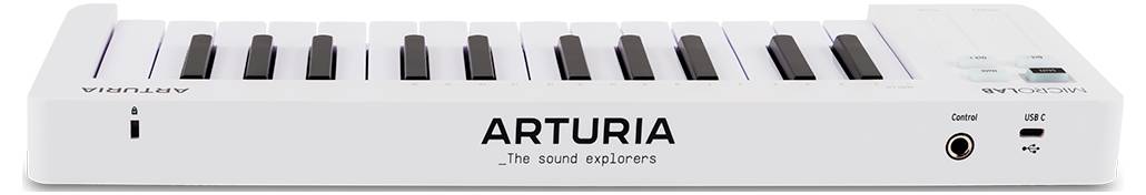 'ARTURIA' gemerkte draagbare MIDI-toetsenbord met zwarte en witte toetsen, voorzien van een USB-C-poort en een centrale controledraaiknop, gelabeld 'the sound explorers'.