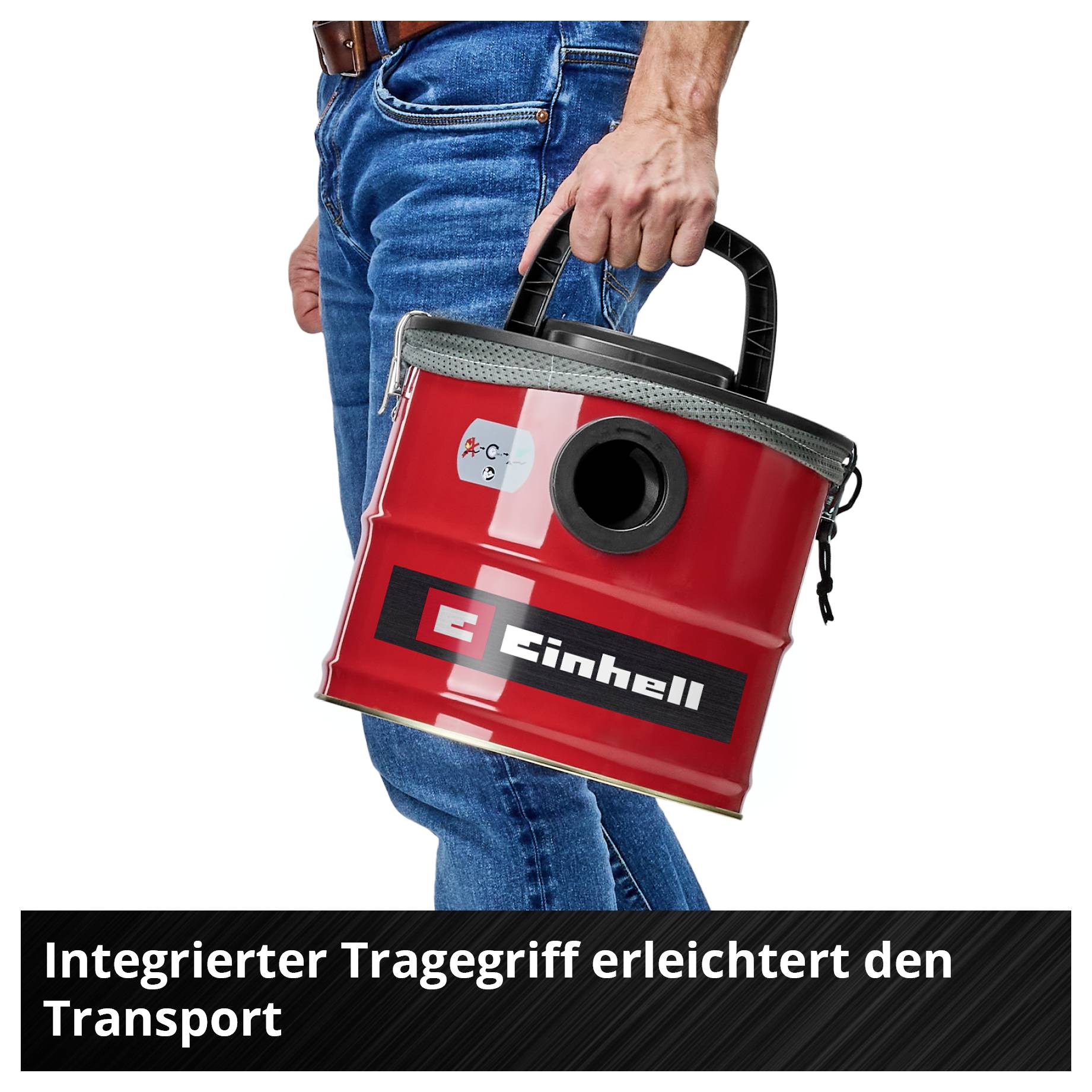 Persoon draagt een rode Einhell stofzuiger met geïntegreerde handgreep; Tekst onderaan: 'Geïntegreerde handgreep vergemakkelijkt het transport'.