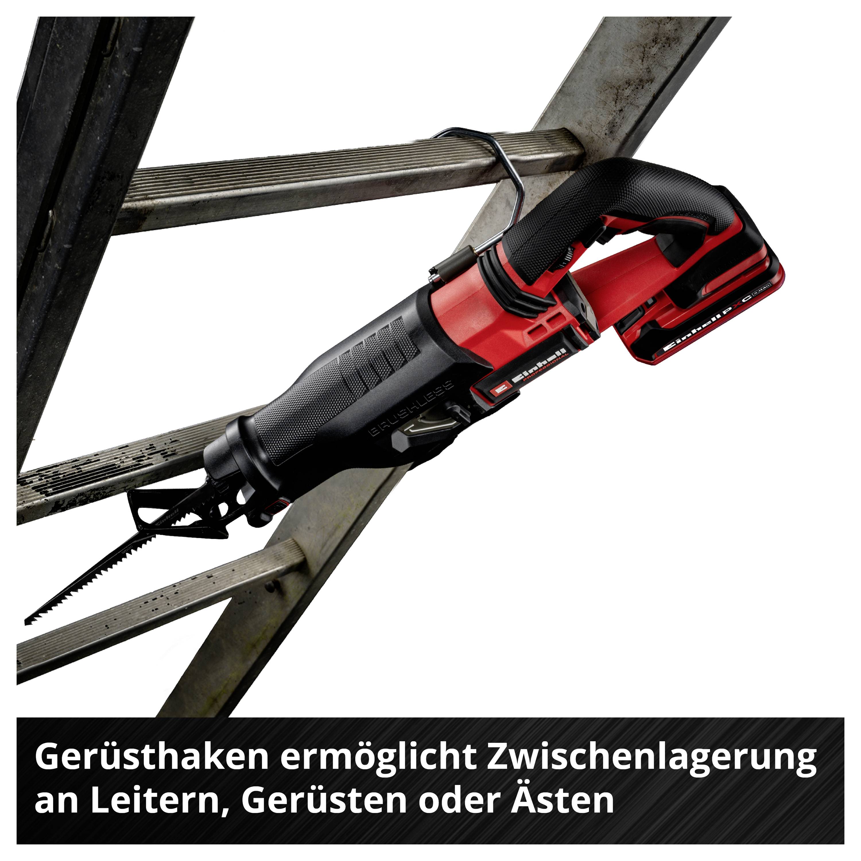 Reciprozaag met steigerhaken, bevestigd aan een ladder. Tekst: 'Steigerhaken maken tussentijdse opslag mogelijk aan ladders, steigers of takken'.