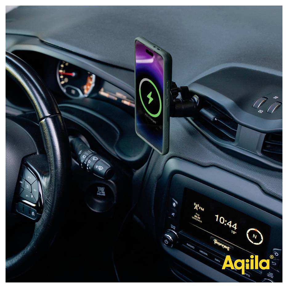 Een smartphone wordt draadloos opgeladen op een dashboardhouder in een auto, met een oplaadpictogram op het scherm. Het dashboard toont de tijd als 10:44.