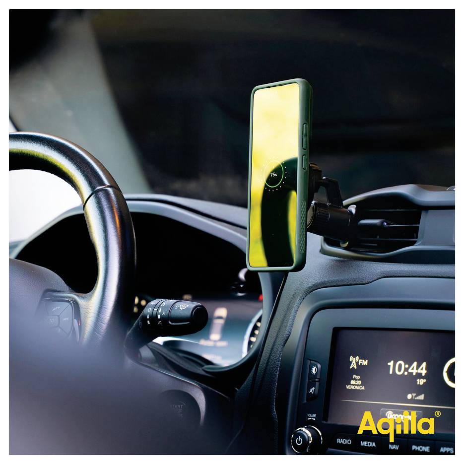 Een smartphone die is bevestigd aan het dashboard van een auto toont een groen scherm, naast een digitale auto-klok die 10:44 AM aangeeft.