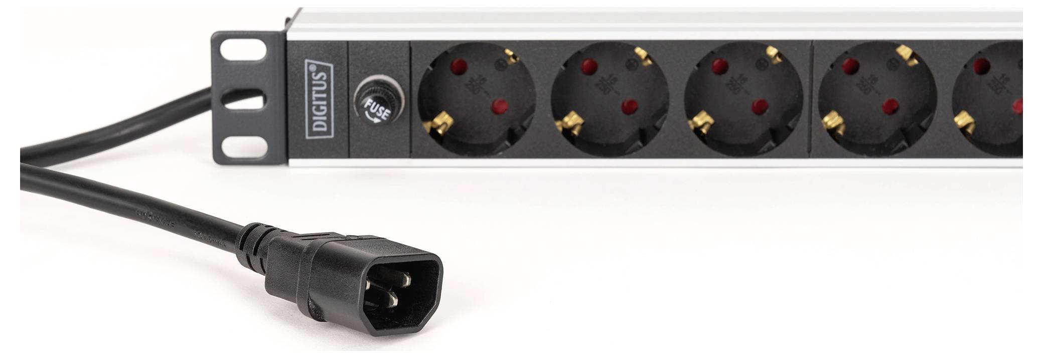 Stekkerdoos met zes zwarte contactdozen en een aangesloten kabel met een driepolige stekker op een witte achtergrond.