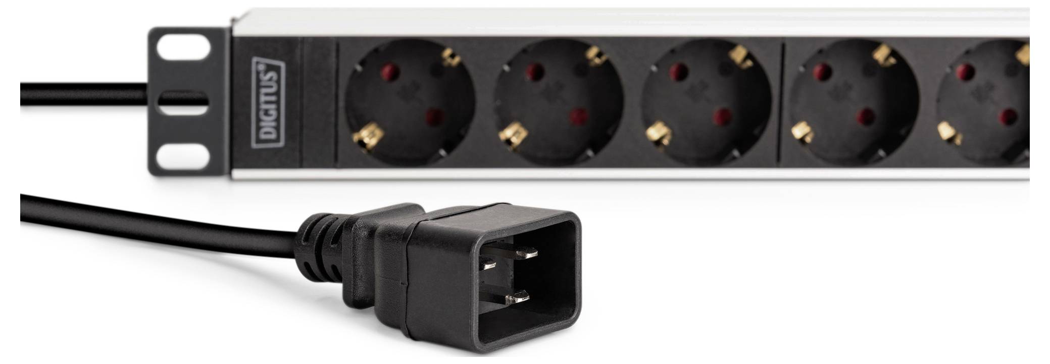 Een stroomverdeler met meerdere Europese stopcontacten en een C13-stekker, gebruikt voor het aansluiten van elektronische apparaten op een stroombron.