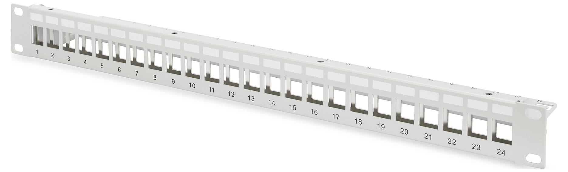 Een 24-poorts blanco patchpaneel met genummerde sleuven van 1 tot 24, gebruikt voor het organiseren van netwerkkabeelverbindingen in een datarack.