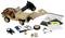Jeep-modelkit met zandkleurige onderdelen, afstandsbediening, wiel, batterij, schop en handleiding, die de montageonderdelen illustreert.