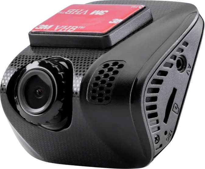 Een compacte zwarte dashcam met een lens aan de linkerkant en montagetape aan de bovenkant, voorzien van ventilatieopeningen en een aan-/uitknop aan de zijkant.