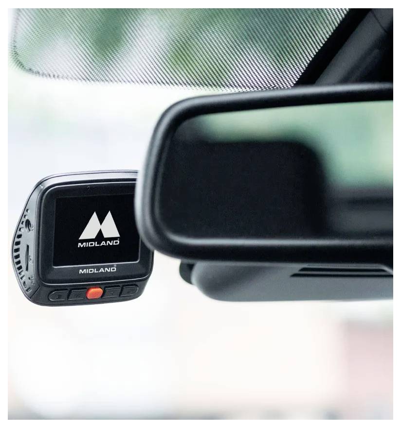 Een dashboard-camera is gemonteerd naast een achteruitkijkspiegel in een auto. Het scherm toont het merk 'Midland' en bedieningselementen zijn zichtbaar.