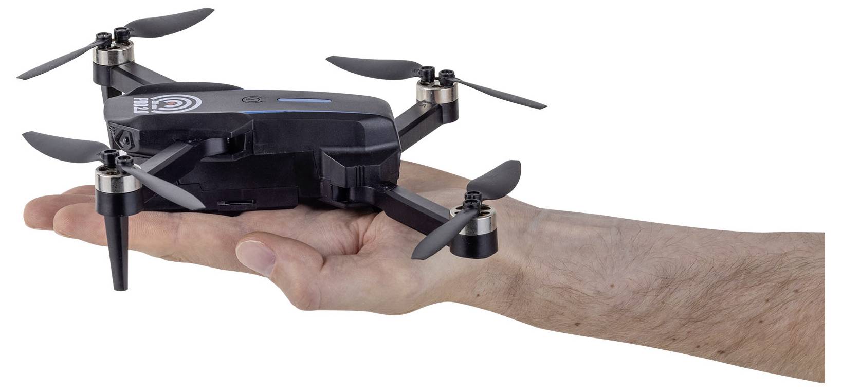 Een persoon houdt een kleine, zwarte drone op zijn open handpalm, waarbij de compacte afmeting en lichtgewicht constructie worden gedemonstreerd.
