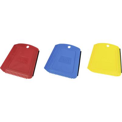 Drie plastic ijskrabbers in rood, blauw en geel, elk met een platte rand en kleine tanden aan één zijde om ijs van oppervlakken te verwijderen.