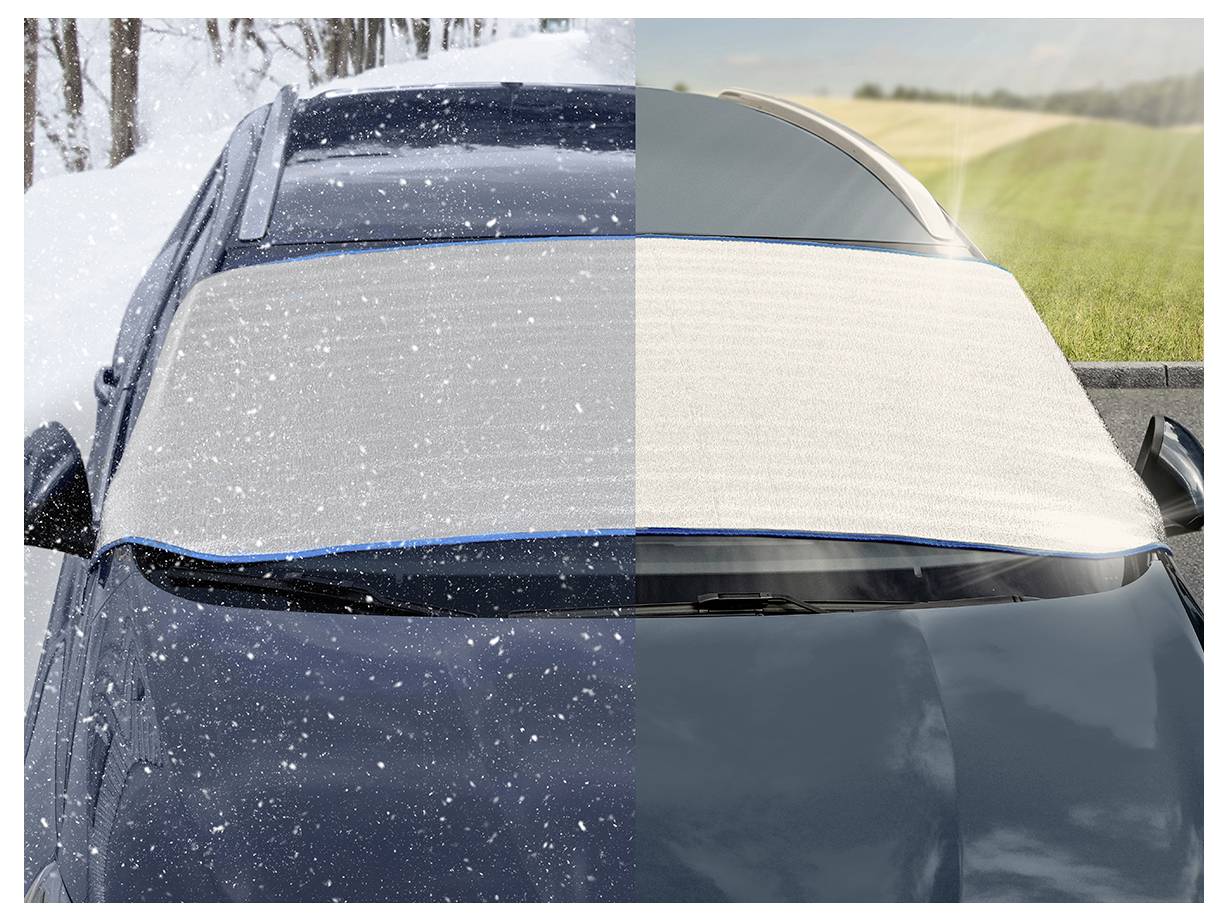 Een autoruit die voor de helft bedekt is met sneeuw en voor de helft in zonlicht, toont tweezijdige weerbeschermende eigenschappen.
