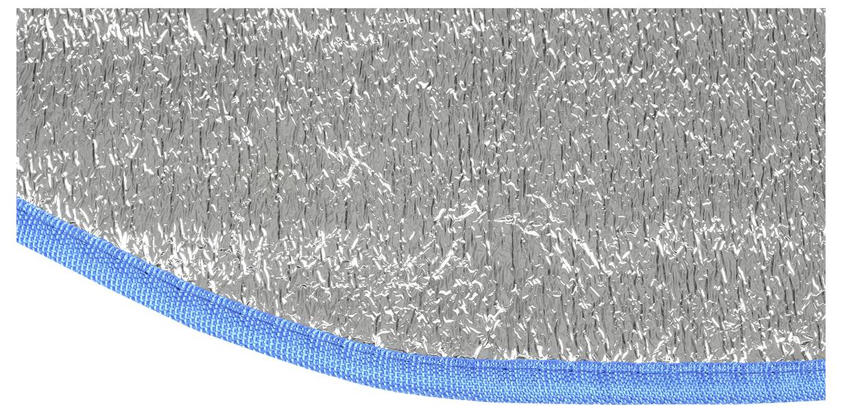 Close-up van een reflecterend zilverachtig materiaal met een gestructureerde oppervlakte en een blauwe gestikte rand.