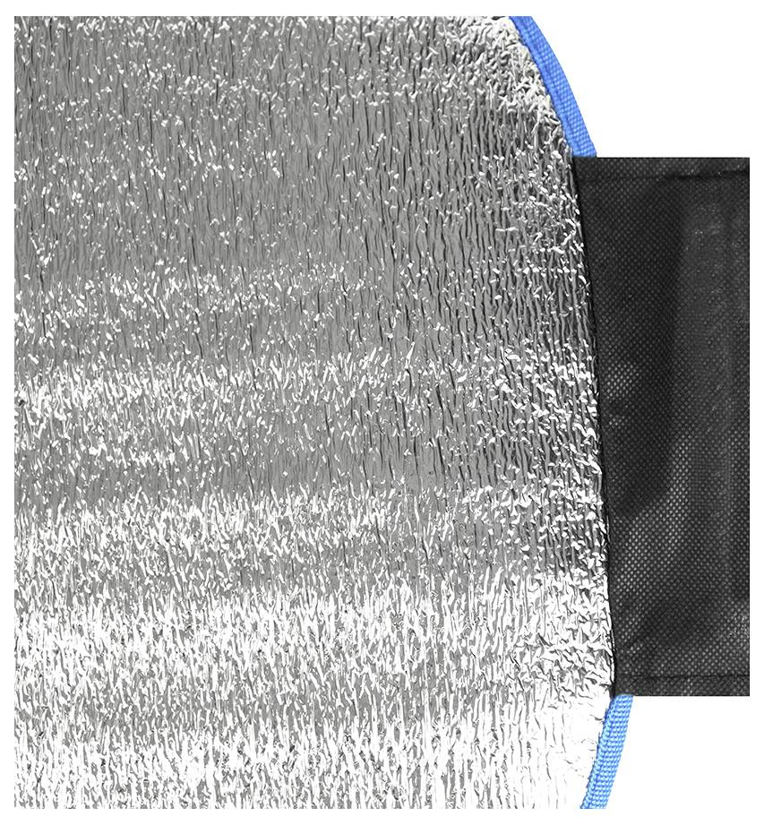 Een close-up van een zilveren metalen zonnescherm met een gestructureerd oppervlak en blauwe rand. De rand heeft een zwart stoffen handvat.
