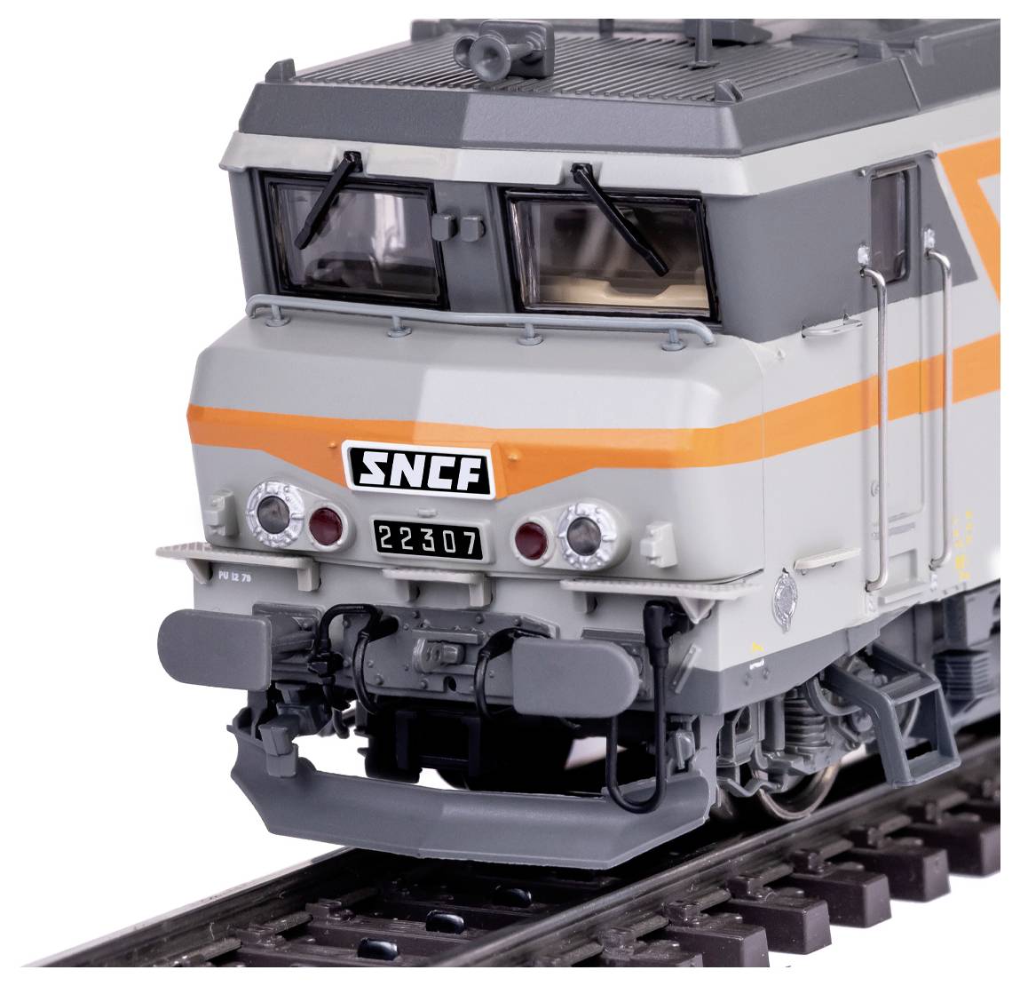 Een grijs en oranje SNCF-treinmodel op sporen, met een gedetailleerde voorkant en realistische kenmerken en texturen.