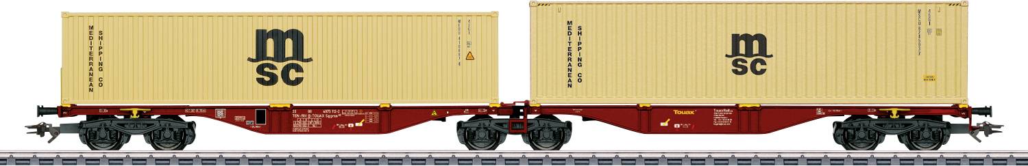 Twee met elkaar verbonden goederentreinwagons met beige containers met 'MSC'-markering op spoorrails.
