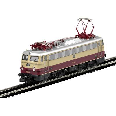 Een modeltrein op elektriciteit met een rood en beige carrosserie staat op een spoor. Hij is uitgerust met pantografen bovenop, gedetailleerd met realistische elementen.