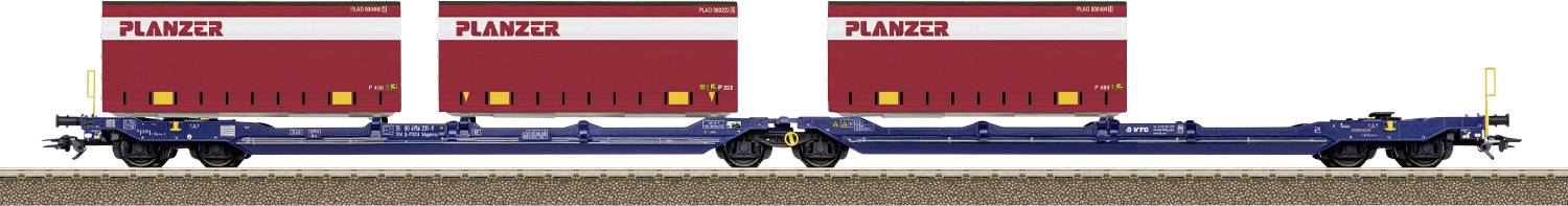 Een blauwe railflatcar vervoert drie rode verschepingscontainers gelabeld 'PLANZER' op een spoor, wat logistiek of goederenvervoer suggereert.