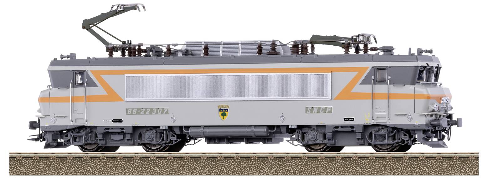 Modeltreinlocomotief met een grijs en oranje ontwerp, zichtbare SNCF-branding van de Franse spoorwegen op de romp, tentoongesteld op een kort spoorsegment.