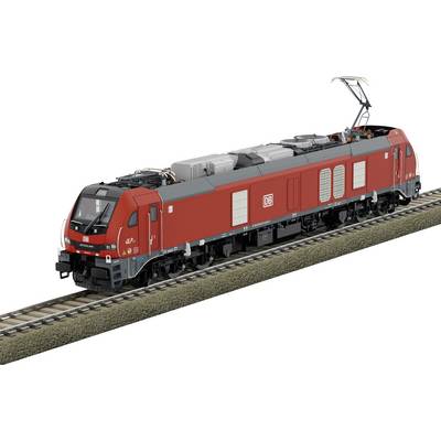 'Een rode elektrische trein op spoorlijnen, met een strak design en logo van een Duits bedrijf, wat wijst op moderne transporttechnologie.'