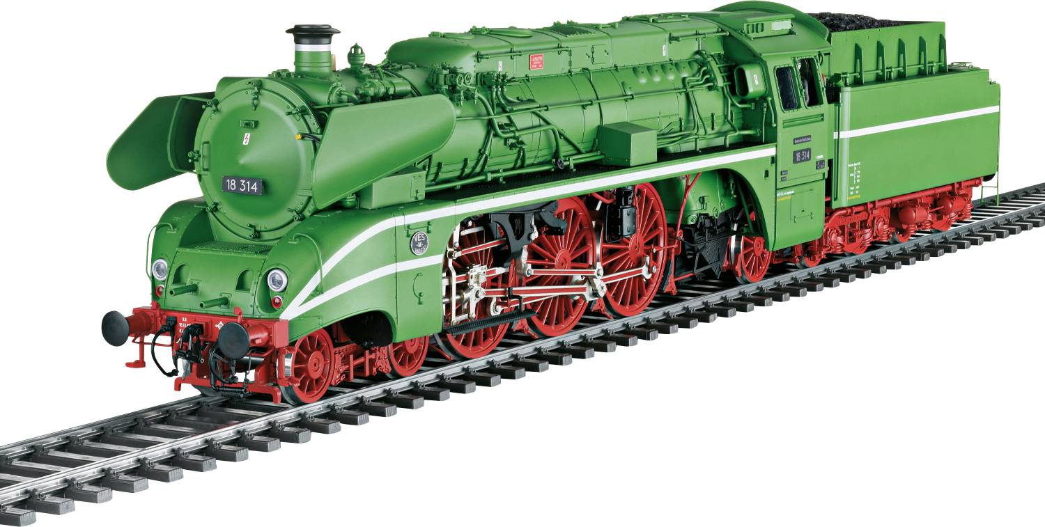 Groene en rode vintage stoomlocomotief op spoorrails, met gedetailleerde wielen en motoronderdelen, naar rechts gericht.