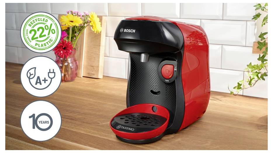 Een rode en zwarte Bosch koffiemachine op een aanrecht, voorzien van de labels '22% Gerecycled Plastic', 'A+ Energie' en '10 Jaar Garantie'.