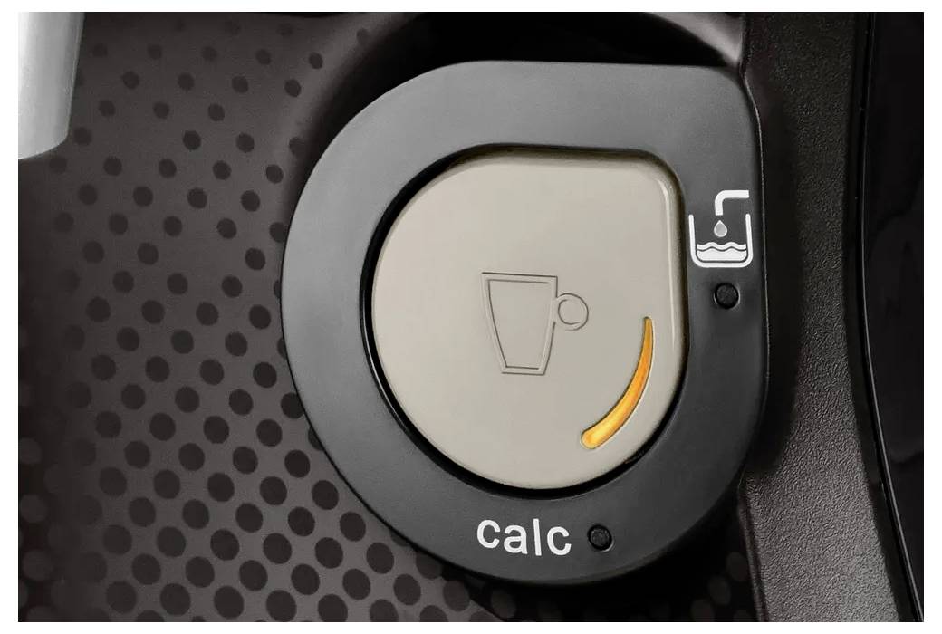 Koffieapparaat ontkalkindicator met een oranje lichtbalk naast een water- en kopjesymbool dat aangeeft dat onderhoud nodig is.