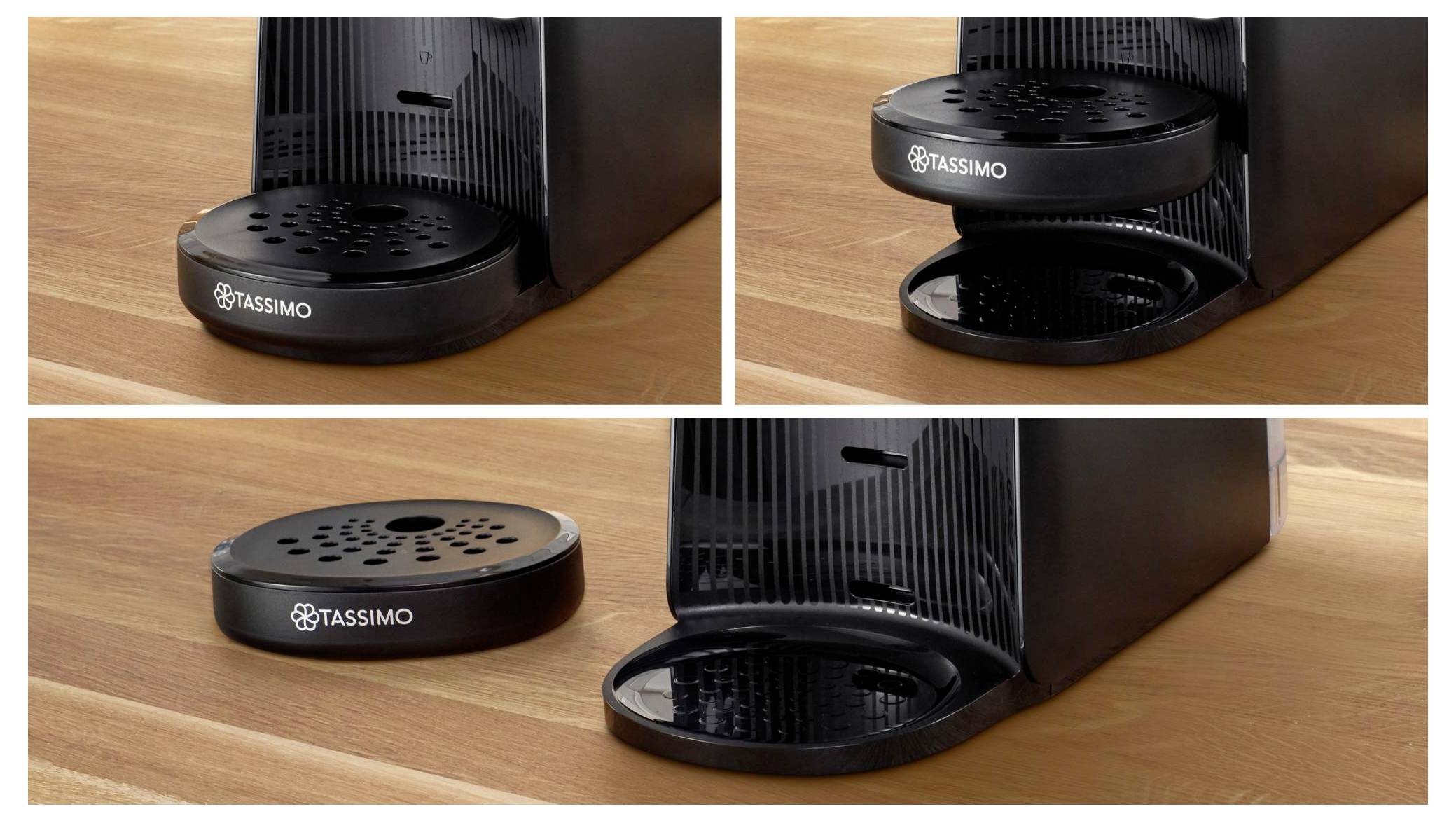 Een koffiemachine met een verwijderbare lekbak wordt getoond in verschillende posities op een houten oppervlak, waarbij zijn aanpasbaarheid en ontwerp worden gedemonstreerd.