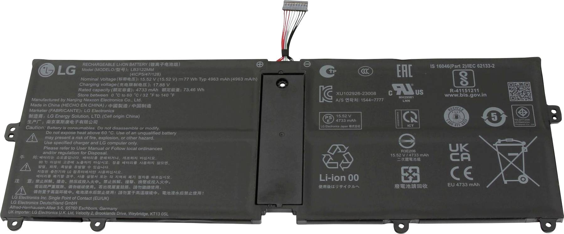 Een laptopbatterij met tekst en symbolen die specificaties en veiligheidscertificeringen aangeven, met een LG-logo en een aansluiting aan de bovenkant.