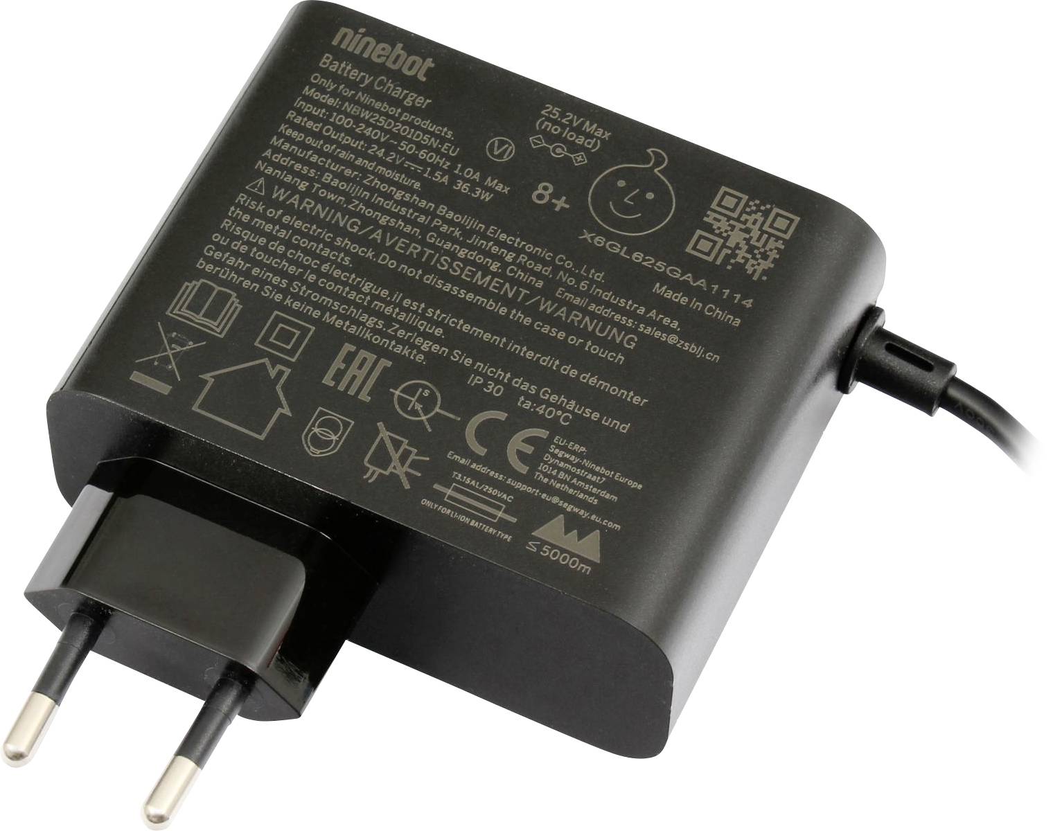 Een zwarte Ninebot-batterijlader met Europese stekker en veiligheidsinformatie afgedrukt op het oppervlak.