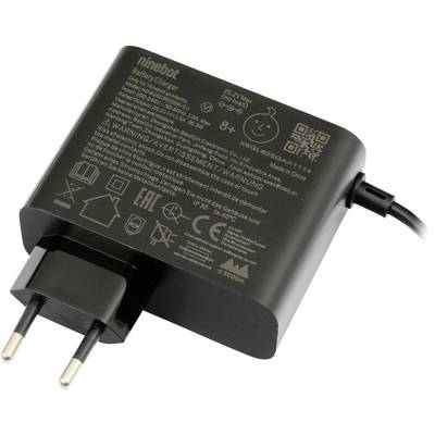 Een zwarte Ninebot-batterijlader met Europese stekker en veiligheidsinformatie afgedrukt op het oppervlak.