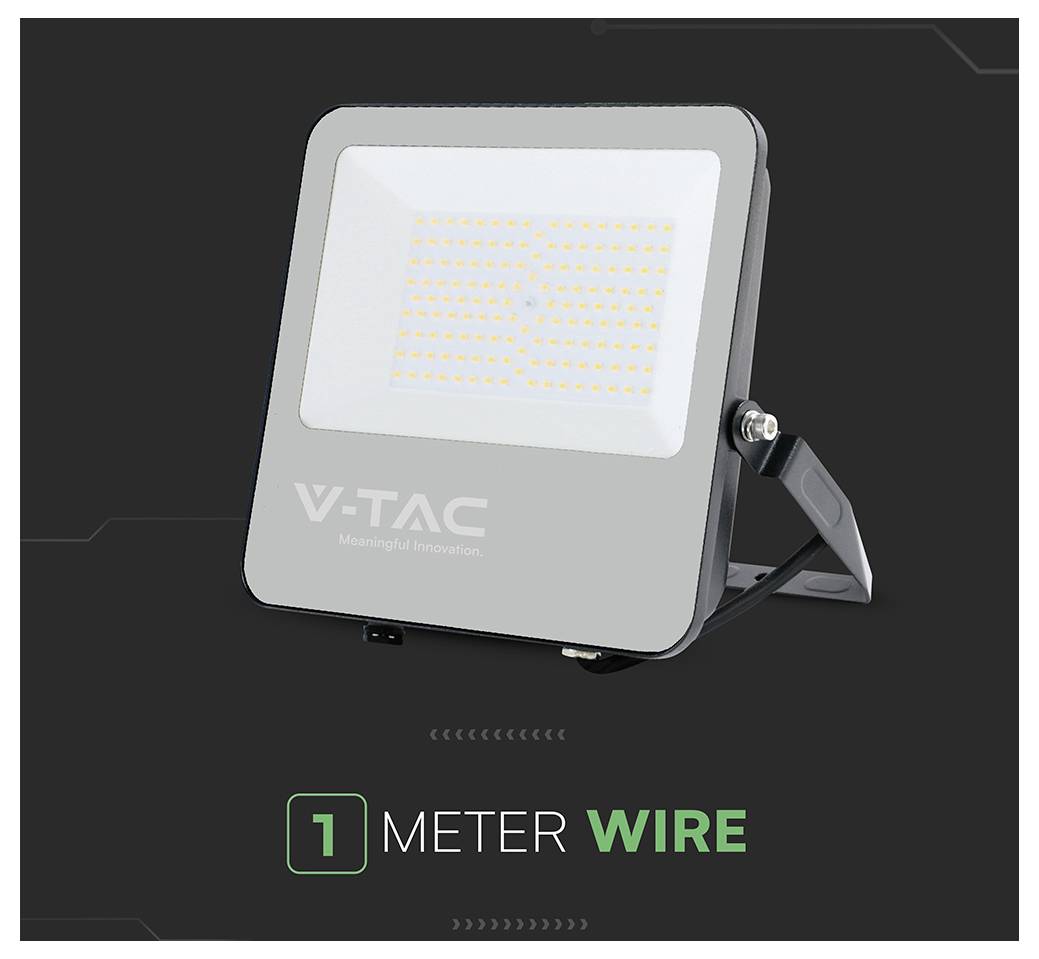 Een V-TAC LED schijnwerper met standaard, gelabeld met '1 meter snoer', geplaatst tegen een donkere achtergrond.
