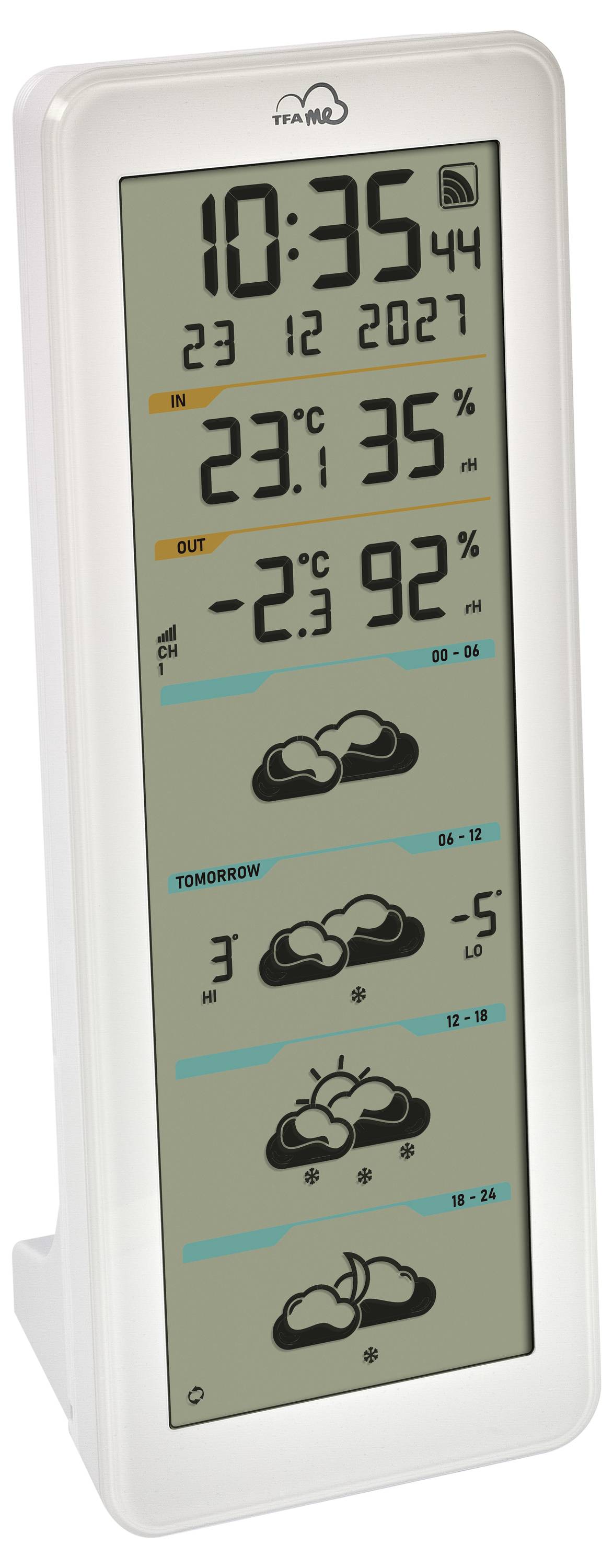 Een digitaal weerstation toont de tijd, datum, binnen- en buitentemperaturen, luchtvochtigheid en een weersvoorspelling voor drie dagen met pictogrammen.