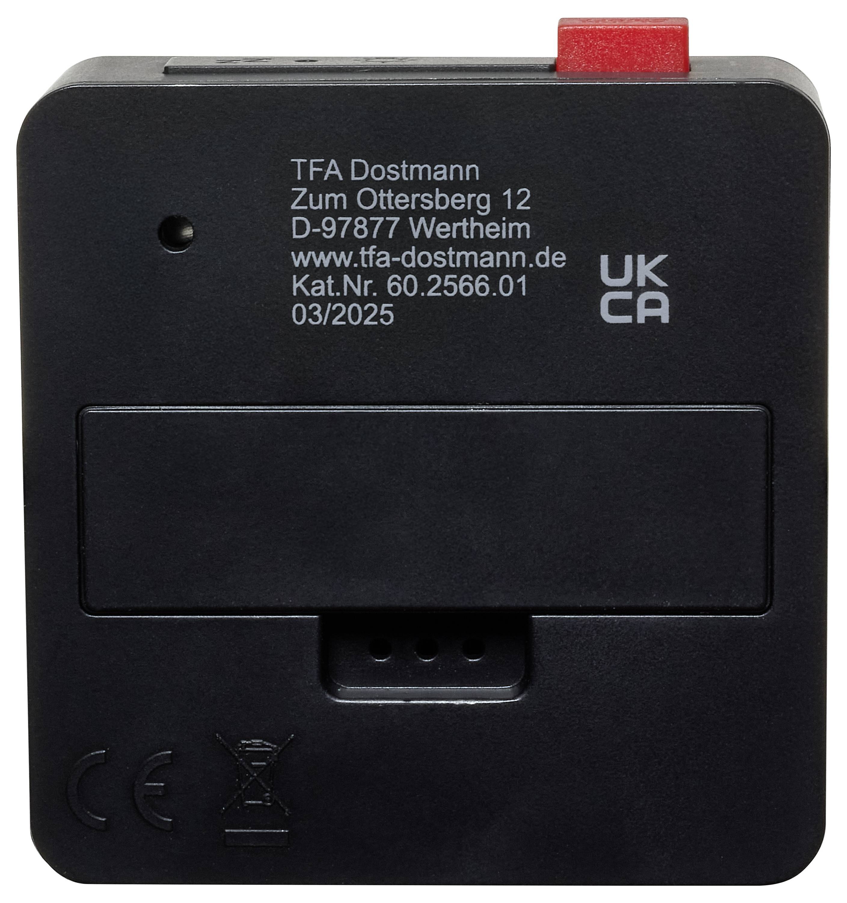 De achterkant van een zwart elektronisch apparaat met het adres van TFA Dostmann, UKCA- en CE-markeringen, en een rode knop in de hoek.