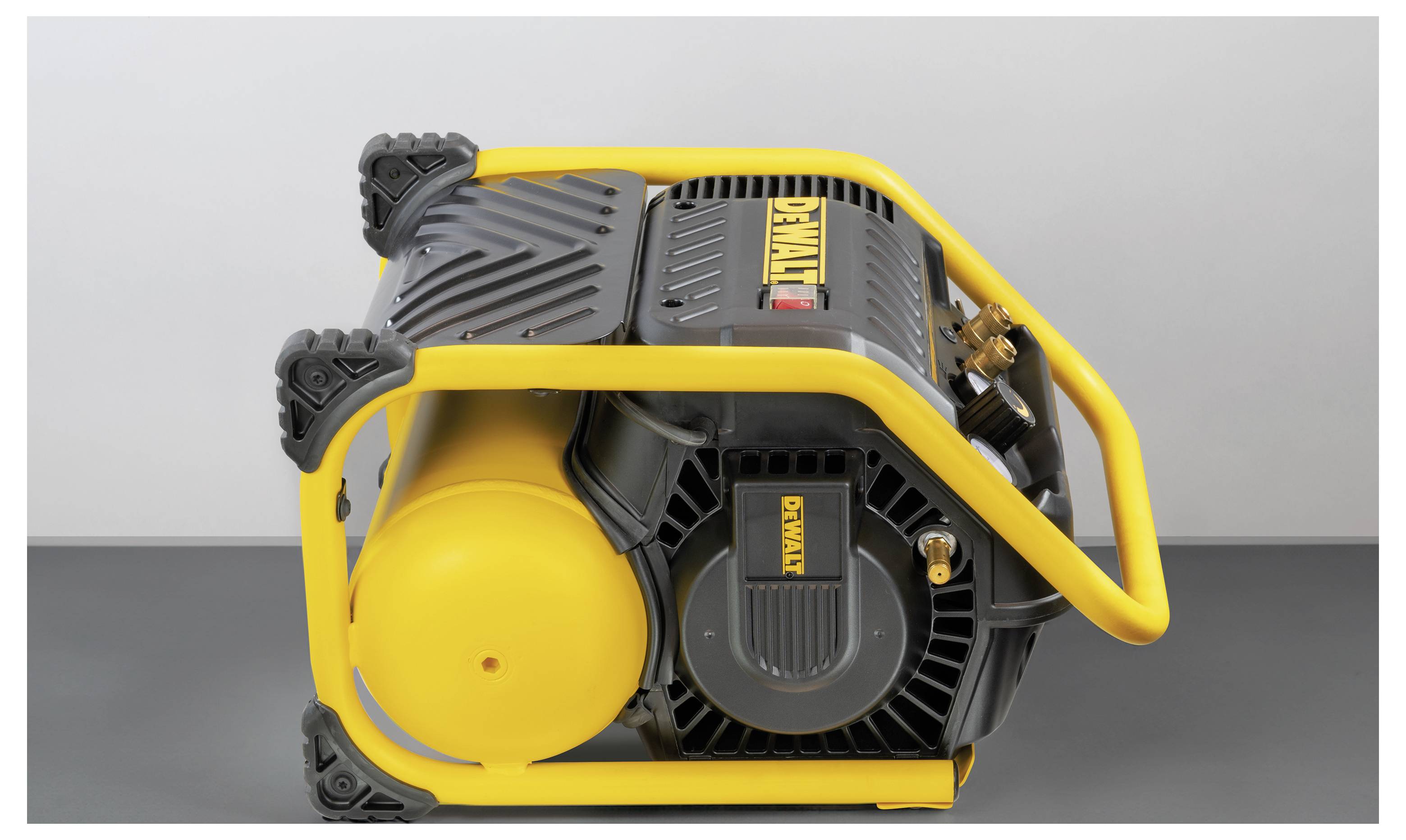 Een gele en zwarte draagbare luchtcompressor met een beschermend metalen frame, waarop een zijkant zichtbaar is met zichtbare tank en bedieningsknoppen.