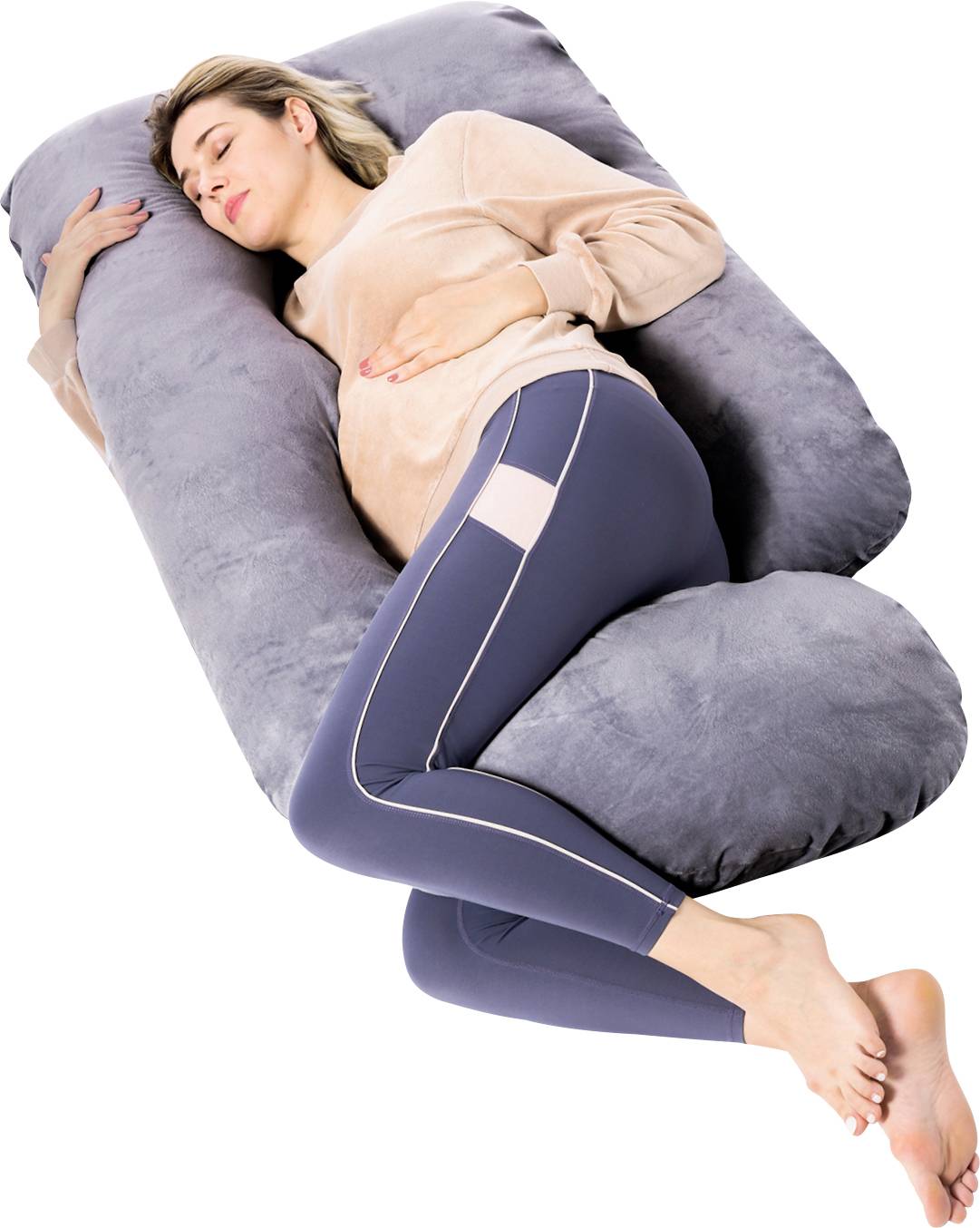 Een persoon slaapt comfortabel op een grote, grijze lichaamspillow, met het hoofd rustend op een uiteinde, en armen en benen om de pillow heen geslagen.