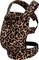 Luipaard print draagzak met verstelbare riemen, voorzien van een voorpaneel voor babyondersteuning en zwarte gesp voor een veilige bevestiging.