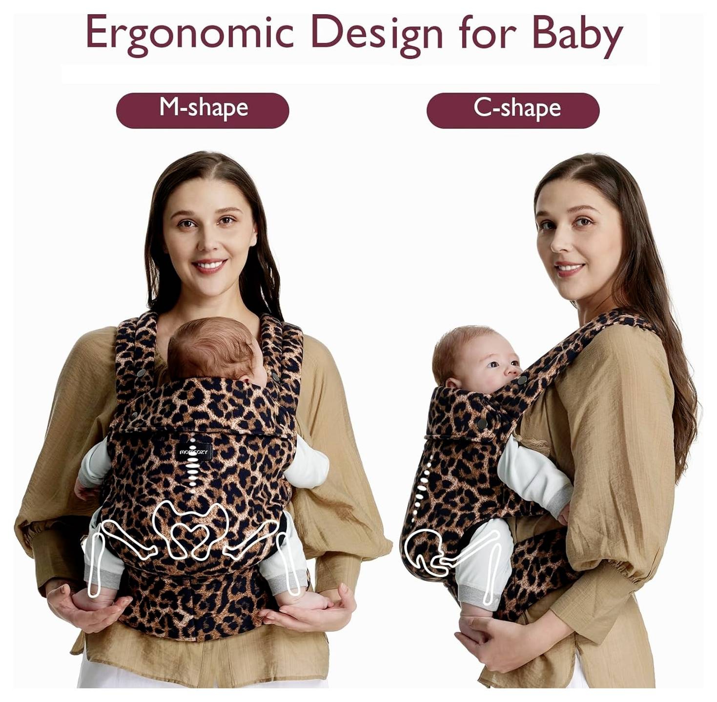 Twee vrouwen die ergonomische draagzakken demonstreren: links toont de "M-vorm" voor benen die naar voren wijzen, rechts toont de "C-vorm" voor rugondersteuning.