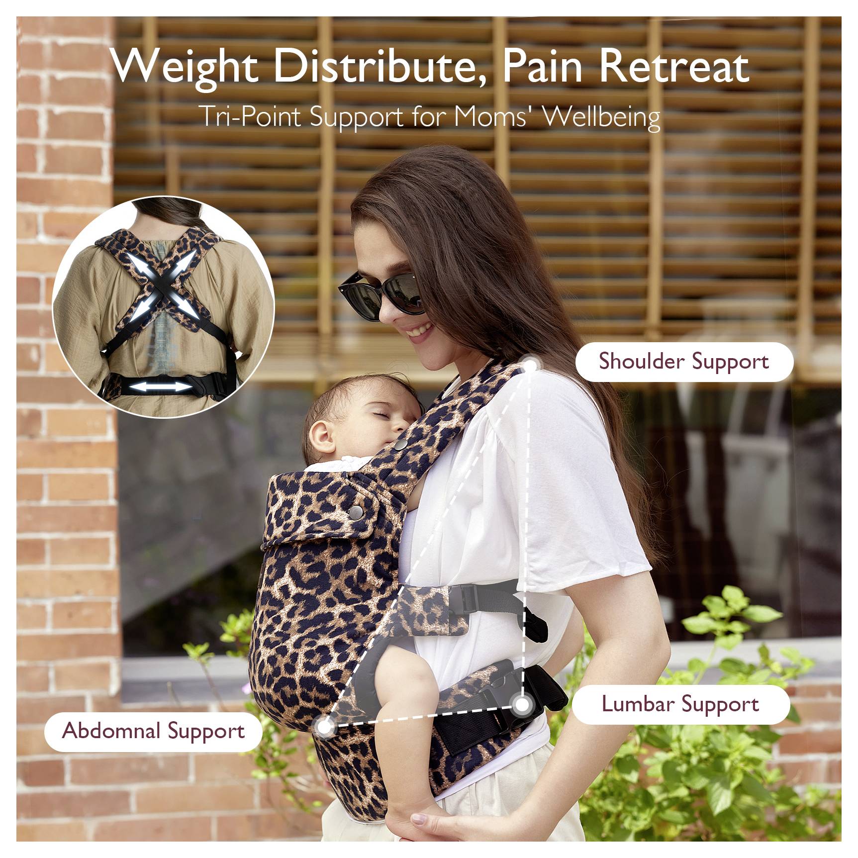 Een vrouw die lacht terwijl ze een baby draagt in een luipaard-print babydrager met schouder-, lendensteun- en buikondersteuning.