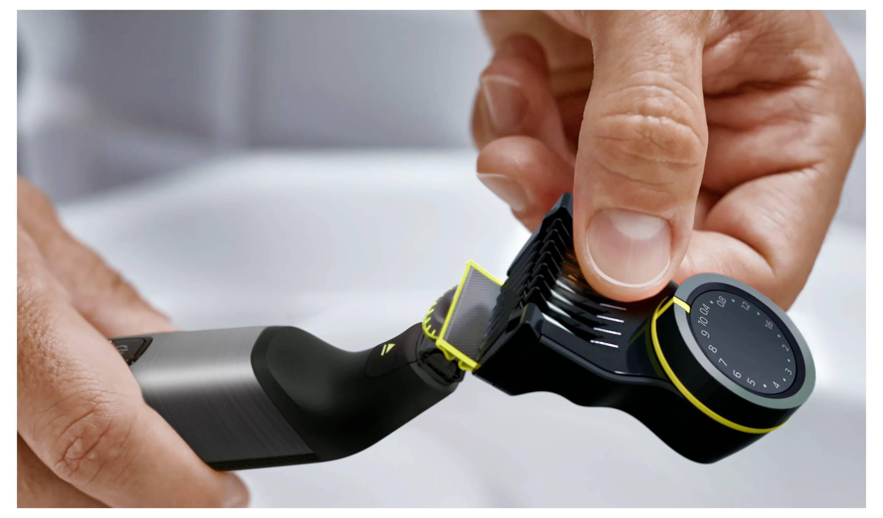 Een persoon is een elektrische trimmer aan het afstellen, waarbij de verwisselbare blade en ergonomische vormgeving worden benadrukt voor eenvoudig onderhoud en precisie bij het trimmen.