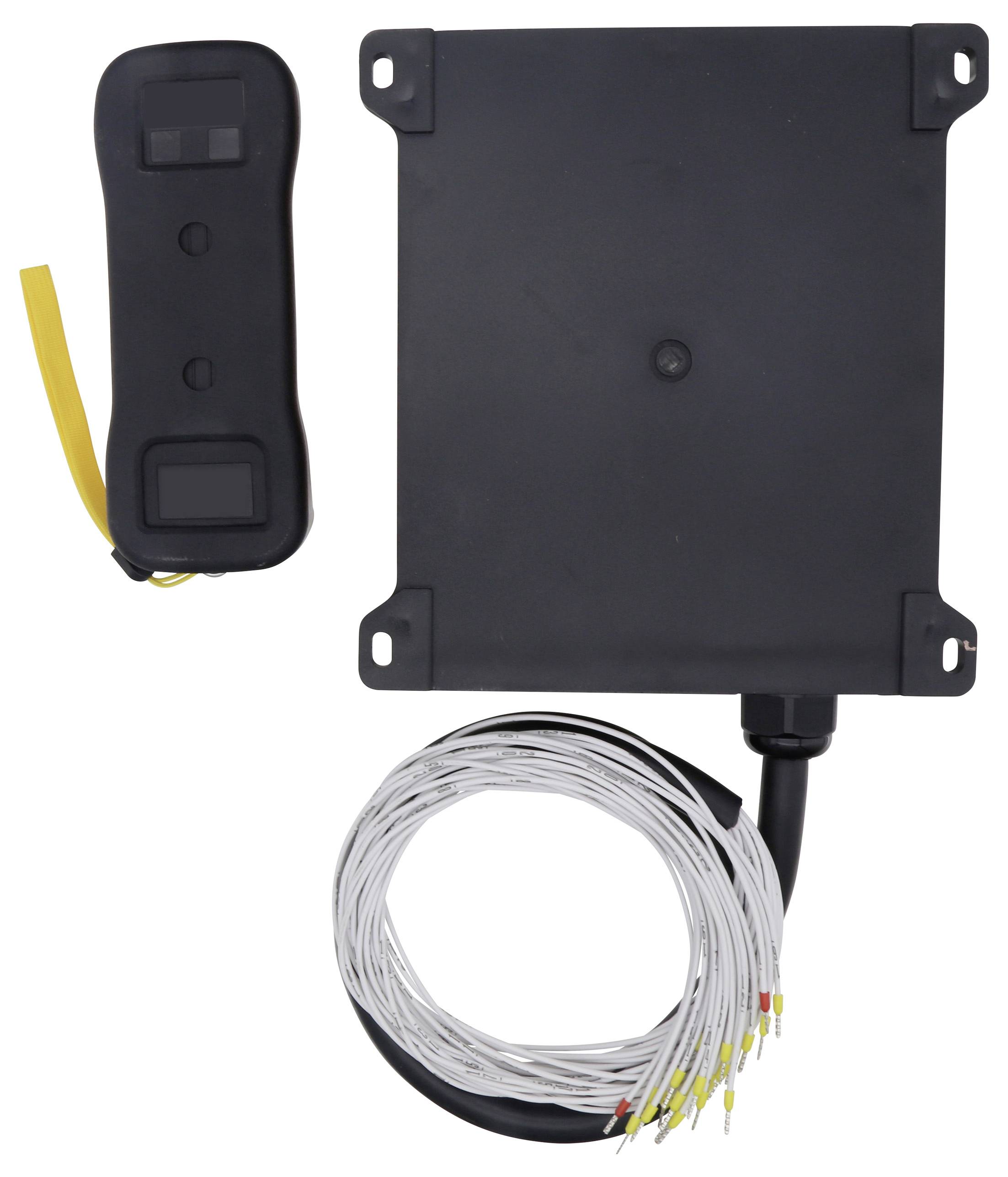 Een zwarte GPS-tracker met een aangesloten bedradingsset en een aparte zwarte sensor met een gele streep, ontworpen voor installatie in voertuigen.