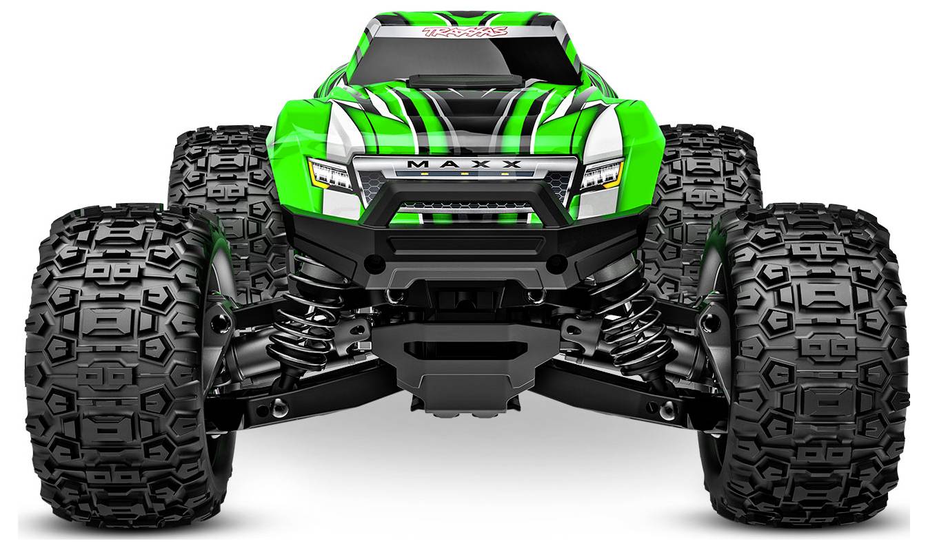 Een groene op afstand bestuurbare monstertruck met grote, robuuste banden en het woord 'MAXX' op de voorkant, gezien vanuit een vooraanzicht.