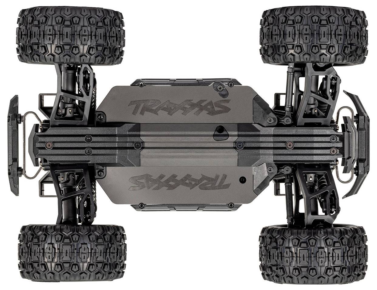 Chassis van een 'Traxxas' RC-voertuig, met robuuste terreinbanden en schokdempende componenten.