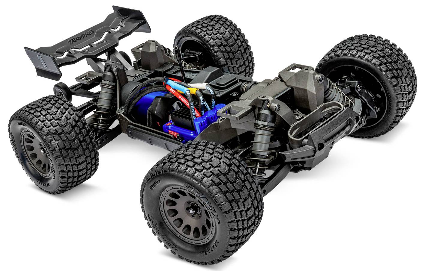 Een gedetailleerde weergave van het chassis van een RC-auto zonder carrosserie, waarbij componenten zoals de ophanging, bedrading en banden worden getoond, met de nadruk op het mechanische ontwerp.
